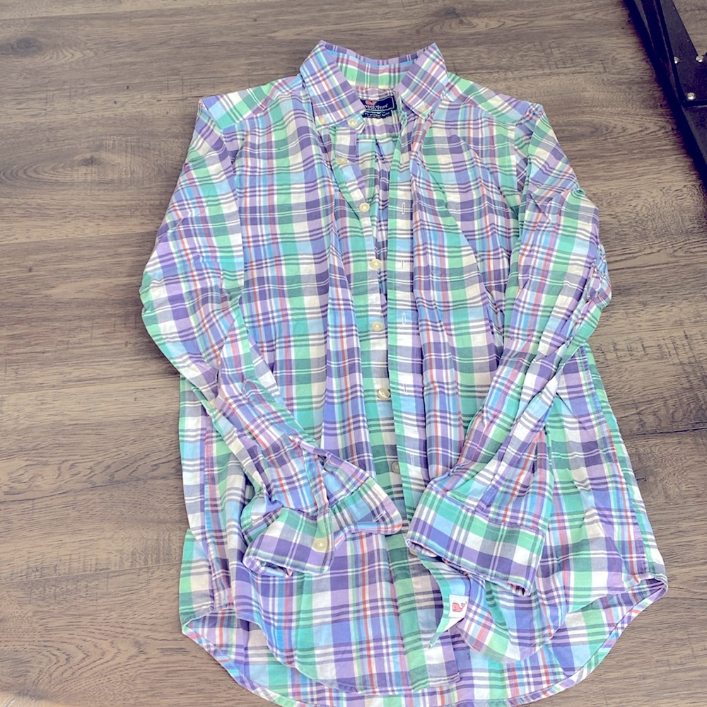 Womens Vineyard Vines button down.